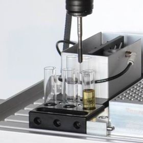 Lubricant station for five cooling lubricants in which the test tool can be automatically immersed